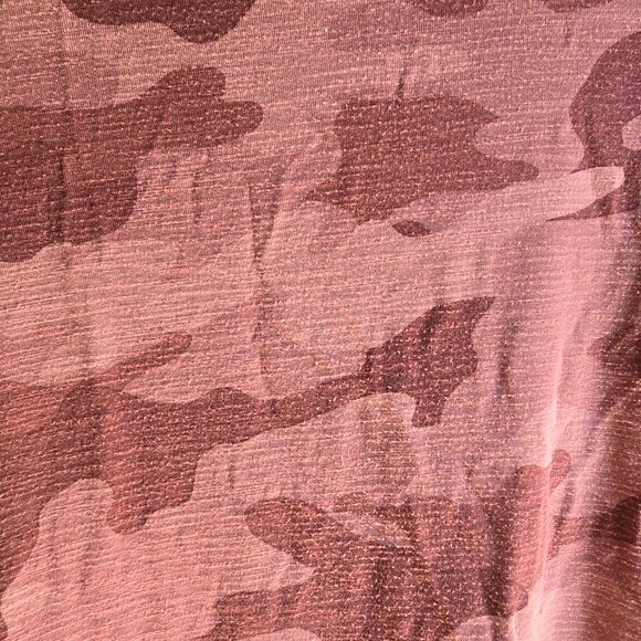 Red Camo Print Tee - Old Navy - XL - Picture 2 of 3